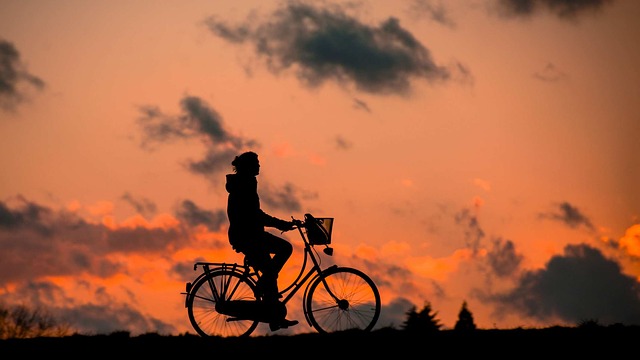夕暮れの自転車